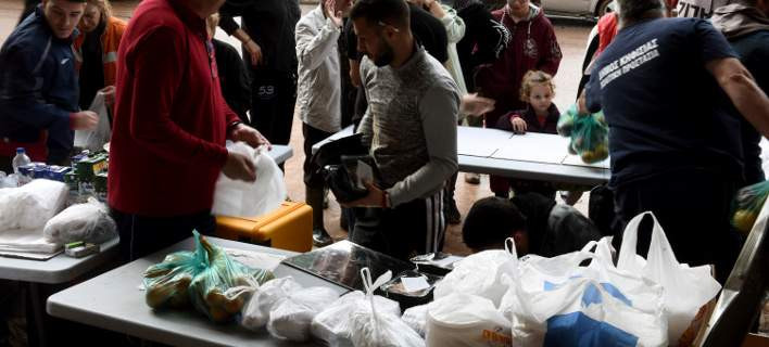 Τρία επιπλέον σημεία διανομής τροφίμων, νερού και ρούχων στη Μάνδρα